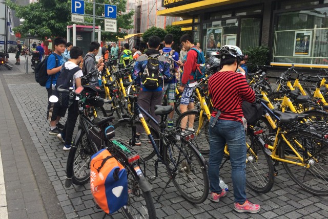 Ausflug einer Gruppe Chinesischer Jugendlicher auf Rädern der Radstation mit ADFC-TourGuides